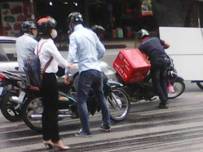 Hàng loạt xe máy gặp nạn bởi vết dầu rơi từ xe cứu hộ