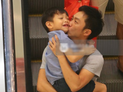 Lộ ảnh Cường Đô la đưa Subeo đi chơi cực tình cảm trong lúc Hà Hồ tổ chức họp báo