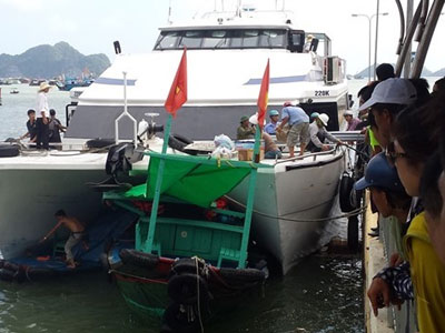 Tàu cao tốc bất ngờ lao thẳng vào bờ kè, đè nát 3 đò máy