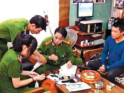 Vợ hờ lỡ miệng gọi tên thật, chồng trốn nã bị tóm