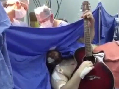 Vừa được mổ não vừa chơi ghita