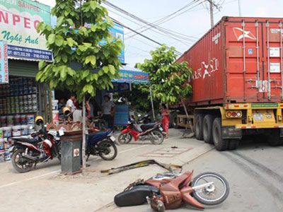 Tai nạn liên hoàn, xe container lao vào nhà dân