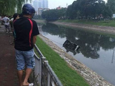 Lái xe bán tải tử vong do đâm đổ lan can, bay xuống lòng sông Tô Lịch