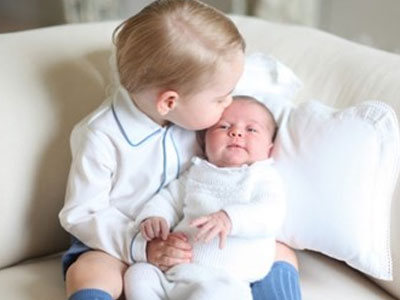 Lộ ảnh cực đáng yêu của tiểu công chúa, hoàng tử Anh