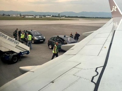 Máy bay hạ cánh vì du khách say quấy rối tiếp viên