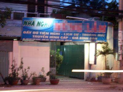 Nhân viên nhà nghỉ tá hỏa phát hiện khách chết trên giường