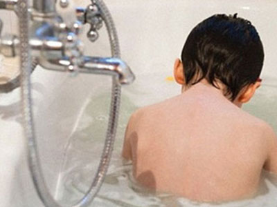 Cháu tắt thở trong chậu tắm vì ông nghe điện thoại