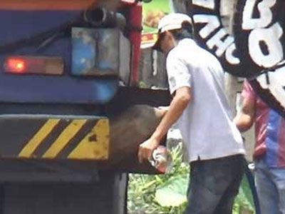 Hút trộm xăng dầu giữa quốc lộ