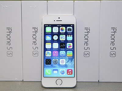 iPhone 5S chính hãng giảm giá trước sức ép từ máy xách tay