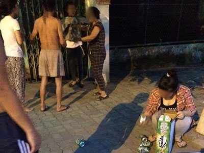 Thiếu nữ quỳ lạy, hốt hoảng van xin vì trót trộm... 3 thùng bia