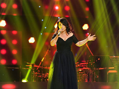 Cô gái "vừa ăn vừa hát" lo thi The Voice về bị sếp... đuổi việc