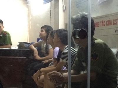 Tố bị "sàm sỡ" trong đêm nhưng 3 thiếu nữ vẫn cười đùa tại đồn công an