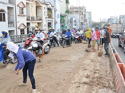 Xe ben “rải” bùn xuống đường, giao thông tê liệt