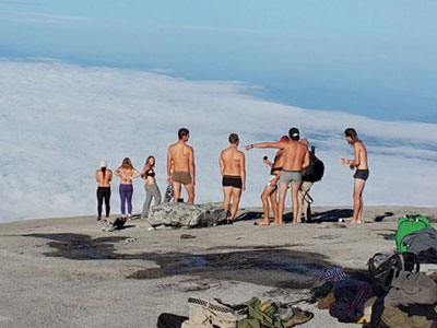 Malaysia bắt nữ du khách khỏa thân chụp ảnh trên núi Kinabalu