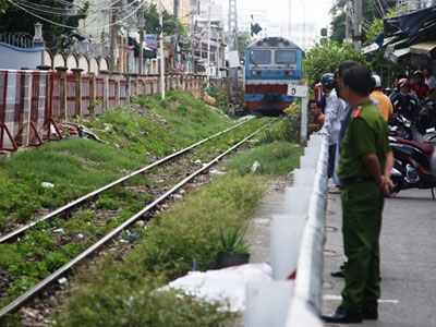 Người đàn ông đứng giữa đường ray khi tàu hỏa lao tới