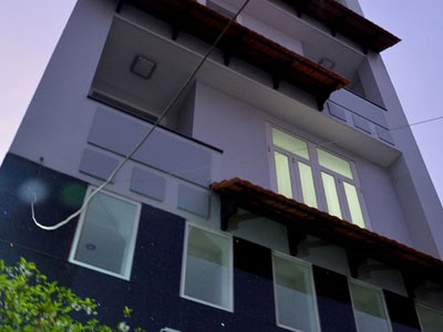 Nhân viên bảo trì bị thang máy ép chết