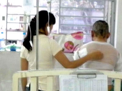 Tạt xăng đốt cháy người đến gây sự