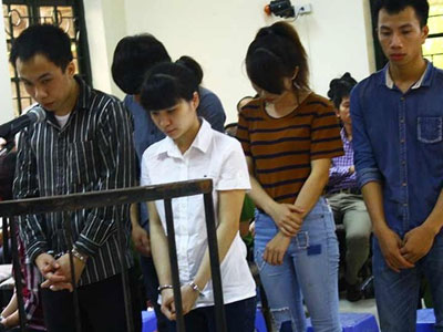 Cặp đôi chụp ảnh gái bán dâm đăng lên mạng kiếm tiền