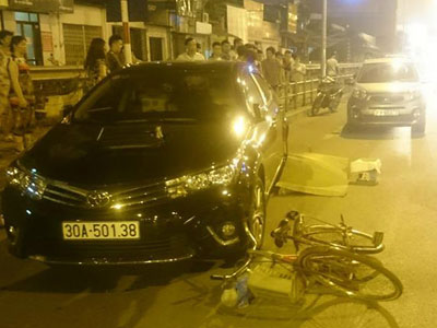 Hà Nội: Người đi xe đạp chết thảm giữa 2 ô tô con