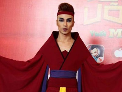 Kenny Sang "đại náo võ lâm" bằng váy lụa tiền tỷ