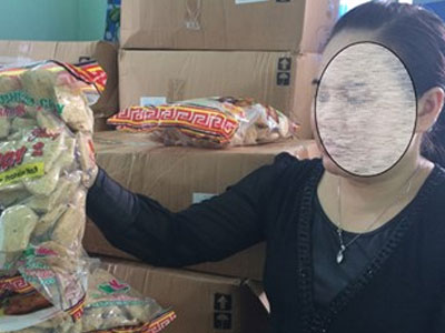 Kinh hãi giòi lúc nhúc trong sườn non đóng gói