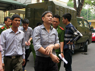 Nguyên Phó ban tổ chức Quận ủy bật khóc tại tòa