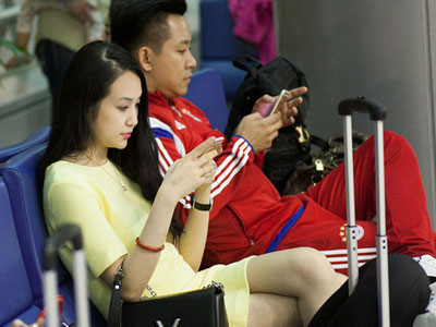 Vợ Tuấn Hưng cùng chồng sang châu Âu