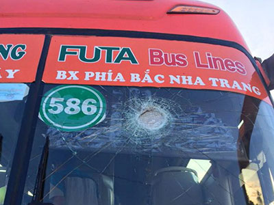 Xe khách Phương Trang bị ném đá trực diện, tài xế bị thương