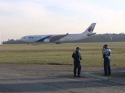 Động cơ bốc cháy, máy bay Malaysia Airlines hạ cánh khẩn cấp