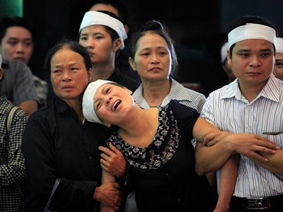 Khóc ngất tiễn đưa 5 người trong một gia đình sau vụ cháy
