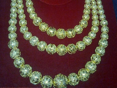 Kỳ thú sợi dây chuyền vàng cực khủng 161 lượng đeo lên tượng Bà Chúa xứ