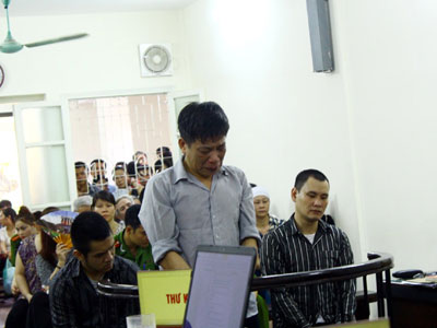 Nói lời sau cùng, Phó ban Quận ủy nức nở xin lỗi