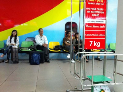 Nữ hành khách "tung cước" đạp nam nhân viên hàng không