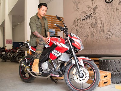 Tuấn Hưng khoe xe côn tay Yamaha FZ150i hàng độc