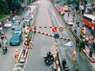 Xe 45 chỗ đâm đổ thanh hạn chế chiều cao cầu vượt