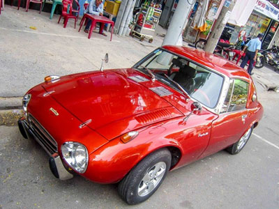 Xế lạ Toyota Sports 800 ở Sài Gòn