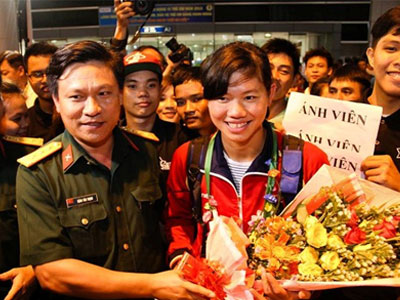 Ánh Viên về nước trong vòng tay người hâm mộ