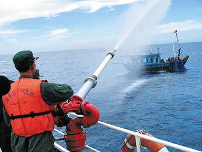 Quảng Ngãi: Tàu Trung Quốc dùng vòi rồng xịt bay ngư dân trên biển