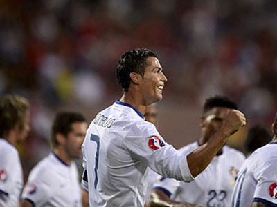 Armenia 2-3 Bồ Đào Nha: Ronaldo bùng nổ dữ dội, lại ghi hat-trick cứu Bồ