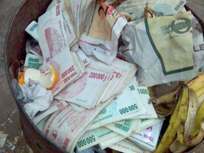 Chuyện mất giá kỷ lục của đồng đôla Zimbabwe