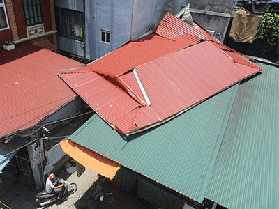 Giông lốc cuốn mái nhà người dân Hà Nội bay xa 150m