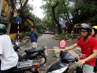 Hà Nội cấm đường, đóng cửa công viên sau trận cuồng phong
