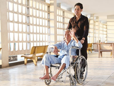 Ngọc Sơn tạm ngưng ca hát vì cha qua đời