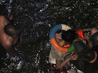 Nhảy sông tự sát nhưng nước sông quá hôi thối nên phải cố gắng leo lên