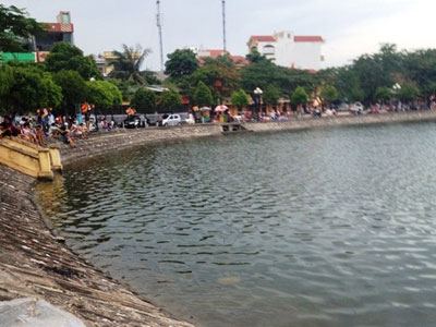 Rủ nhau bơi qua hồ sau bữa ăn, 1 người chết đuối