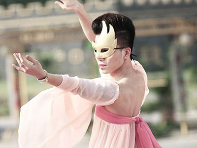 Kenny Sang tiếp tục "gây bão" với màn múa cổ trang