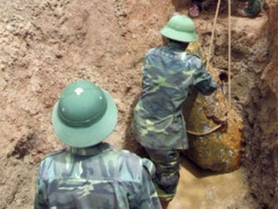Quả bom nặng 400 kg chưa kích nổ nằm trong khu dân cư