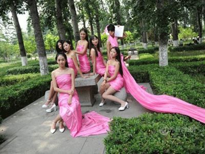 Sinh viên quấn ruy băng hồng chụp ảnh kỷ yếu