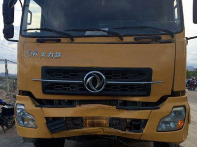 Xe tải đụng xe máy, 3 công nhân đi xe máy thiệt mạng
