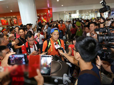 Hàng trăm người hâm mộ đón U23 Việt Nam trở về